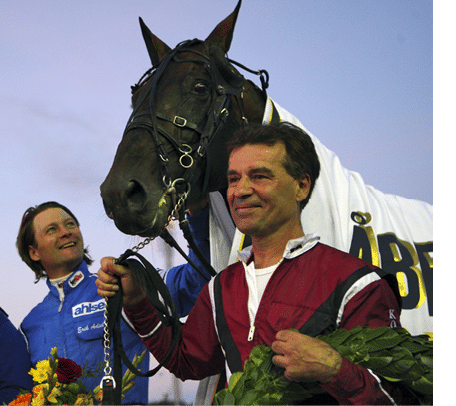 Lavec Kronos med Erik Adielsson och Lutfi Kolgini efter vinsten i Hugo bergs 2011. Foto: Charlotte H gg / Ronden