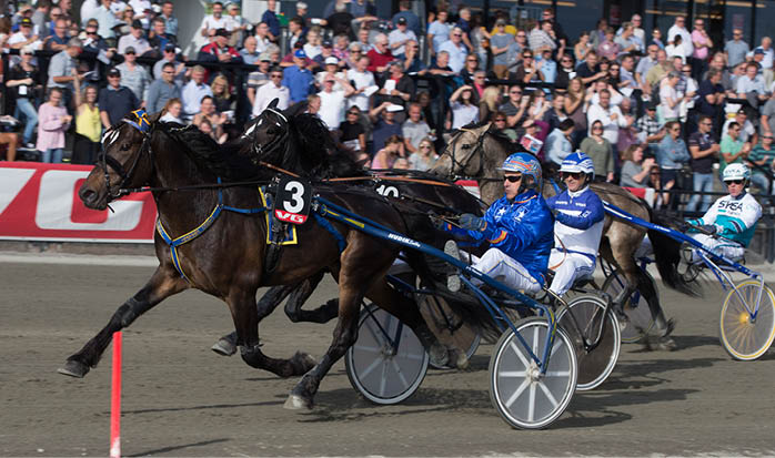 Foto : AK : Bjerke18092016. Tand Kraft og kusk Jan-Olov Persson vant 6.l p Finn Tack Norsk Trav Kriterium. Foto: Anders Kongsrud/www.hesteguiden.com.